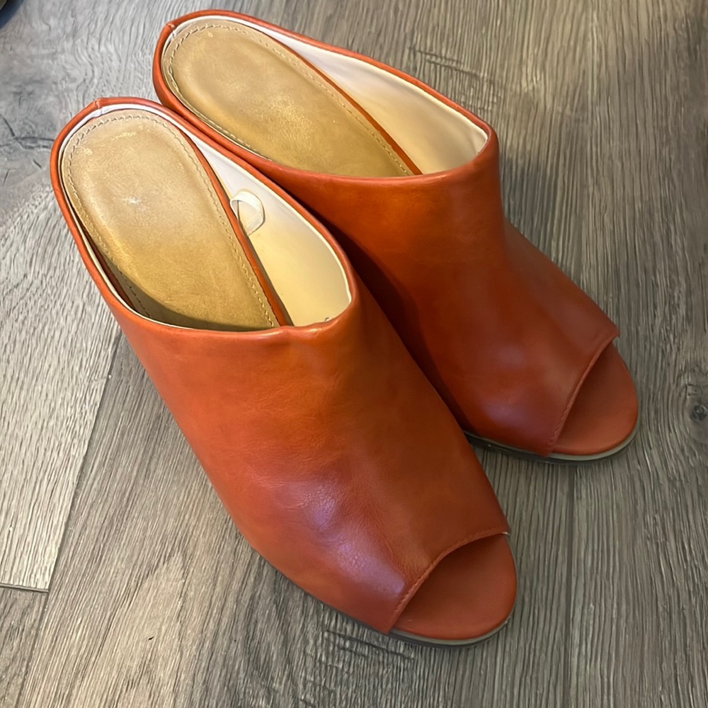 Peep toe mule